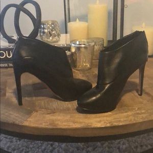 Nine West Navajoe Booties (black) - size 8